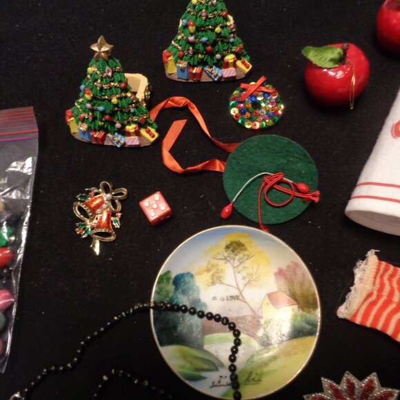 JUNK DRAWER VINTAGE CHRISTMAS DOLL HOLDERS JEWELRY BEADS ETC. LOT - Picture 4 of 10